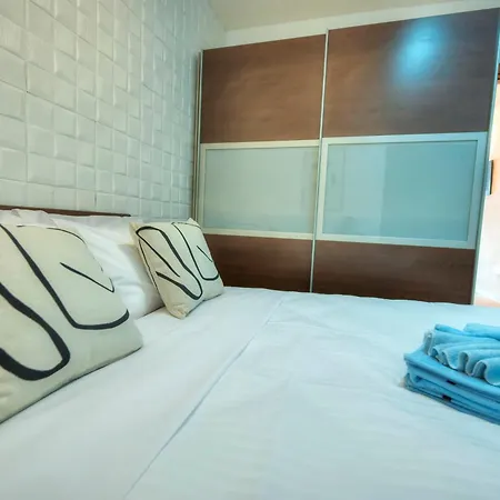 Cozy 2bedroom Seafront Apartment, Balcony Goslm-10 Apartman