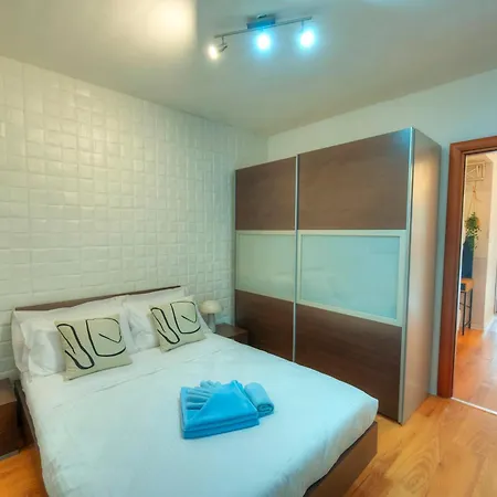 Cozy 2bedroom Seafront Apartment, Balcony Goslm-10 דירה