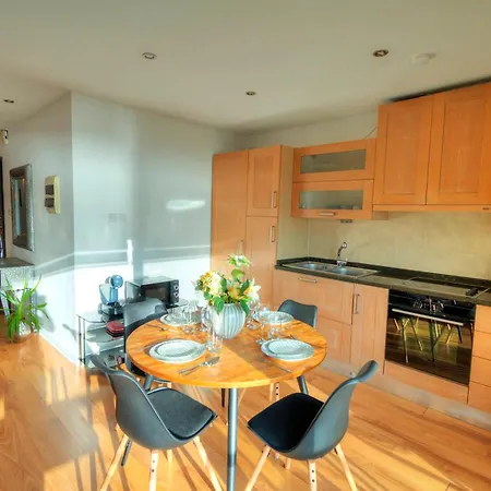 Cozy 2bedroom Seafront Apartment, Balcony Goslm-10 דירה